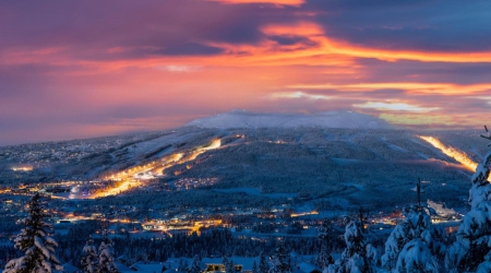 Trysil skigebieden naar Noorwegen in de avond.